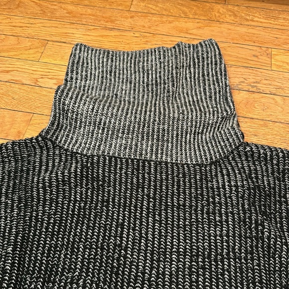 LF zipper detail cropped sweater- size S, never worn - Picture 4 of 6